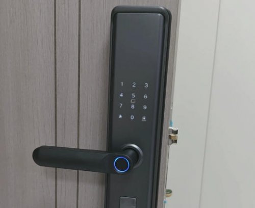 安装指纹密码锁